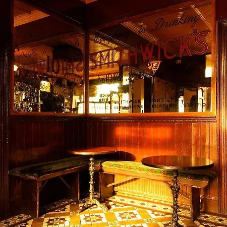 Отель Crotty's Pub &