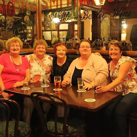 Crotty's Pub & לינה וארוחת בוקר קילרוש