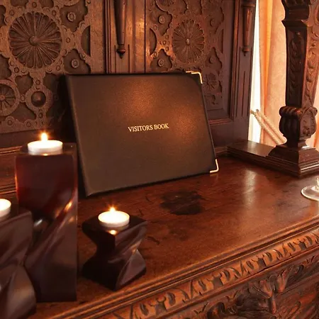 Crotty's Pub & فندق