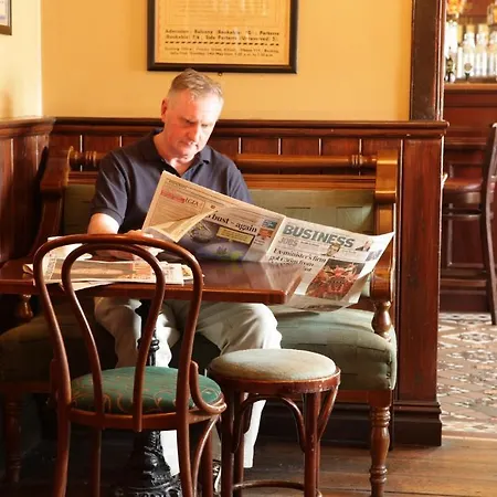 فندق Crotty's Pub &