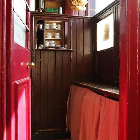 Отель Crotty's Pub & *