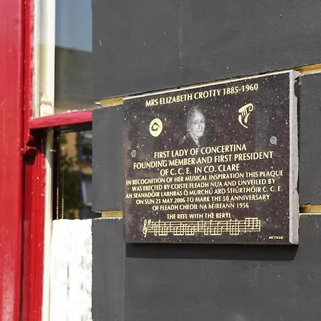 Отель Crotty's Pub & *