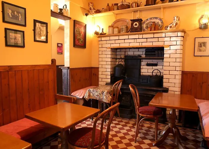 Hotel Crotty's Pub & *